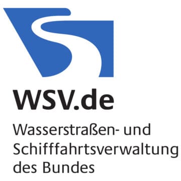 Das Logo der Wasserstraßen- und Schifffahrtsverwaltung des Bundes (WSV) mit einem blauen Symbol und schwarzem Text.