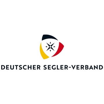Das Logo des Deutschen Segler-Verbands, bestehend aus einem schwarzen, gelben und roten Segel, mit einem Kompass in der Mitte und dem Schriftzug darunter.