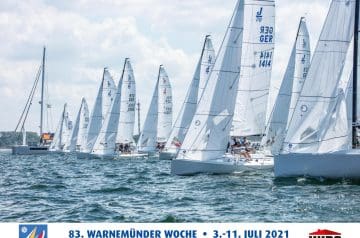 Segelboote in einer Regatta auf dem Wasser während eines Sports events, mit mehreren weißen Booten und Segeln, die im Wind stehen, und einer Beschriftung am unteren Rand, die auf die 83. Warnemünder Woche vom 3. bis 11. Juli 2021 in Deutschland hinweist.