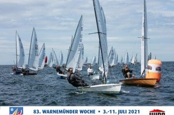 Yachtreget in einem Rennen vor der Küste, mehrere Segelboote mit weißen Segeln im Wasser bei bewölktem Himmel, Veranstaltungshinweis am unteren Rand mit Text und Logos.