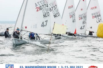 Segelboote bei einer Regatta auf dem Wasser, die Teilnehmer steuern ihre Boote nahe beieinander, während in der unteren Ecke das Logo und Informationen zur Veranstaltung zu sehen sind.