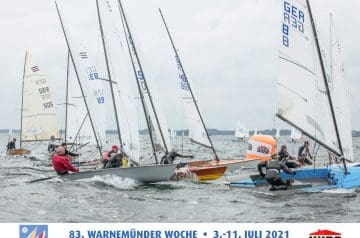 Start eines Opti Team Races. Zwei Mannschaften mit jeweils vier Seglern treten gene einader an. Das Team mit den wenigsten Punkten im Ziel gewinnt.