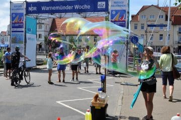 Sommerfeststimmung während der Warnemünder Woche.