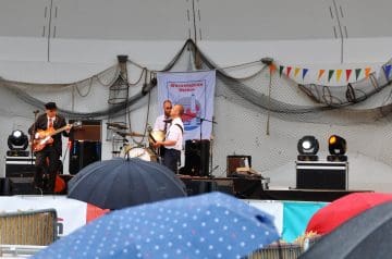 Die Besucher ließen sich vom Regen nicht abschrecken.