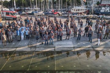 Start eines Opti Team Races. Zwei Mannschaften mit jeweils vier Seglern treten gene einader an. Das Team mit den wenigsten Punkten im Ziel gewinnt.