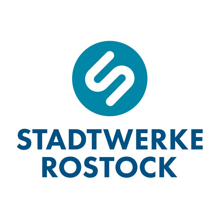 Logo der Stadtwerke Rostock mit einem blauen Kreis, darin zwei weiße geschwungene Linien, und darunter der Schriftzug Stadtwerke Rostock in blauer Schrift.