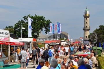 Das Sommerwetter lockte die Besucher nach Warnemünde auf die Bummelmeile.