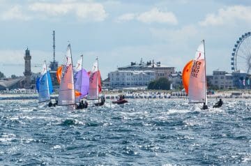 Die Korsare auf ihrem letzten Vorwindkurs vor Wärnemündes Strand.