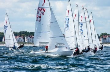 Die Korsare kurz nach dem Start vor Warnemündes Kulisse.