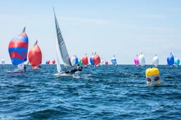 Immer ein schönes Bild: Die großen bunten Spinnaker der 505er.