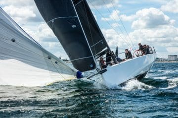 Die „TØSEN 2” gesteuert von Carl Rasmus RICHARDSEN beim Genakermanöver kurz nach dem Start der Regatta „Rund Bornholm”.