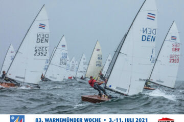 Segelboote beim Wettkampf auf offener See während der Warnemünder Woche vom 3. bis 11. Juli 2021, mit mehreren Teilnehmern und Wind, im Himmel leicht bewölkt.