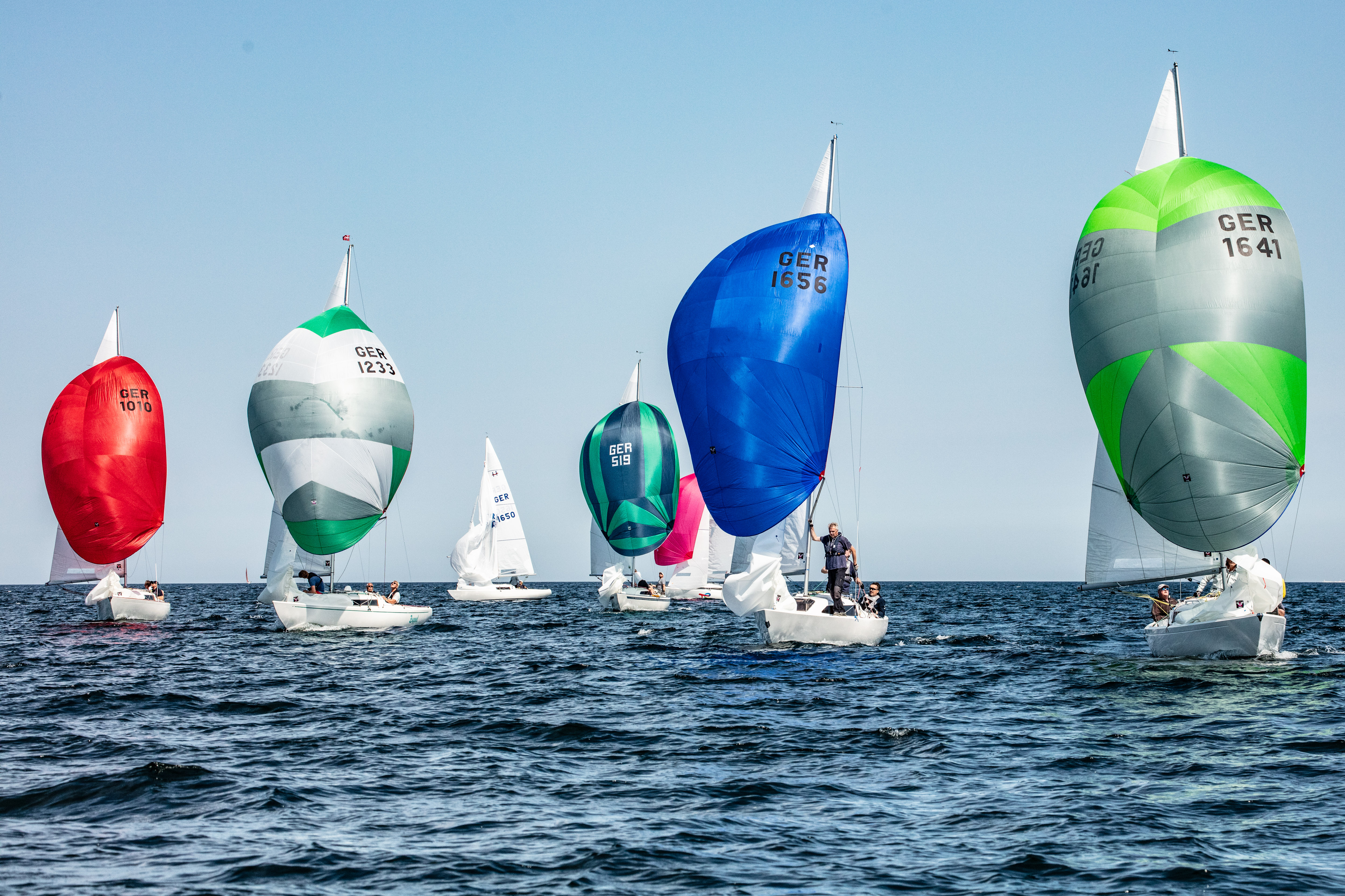 H-Boote unter Spinnaker.