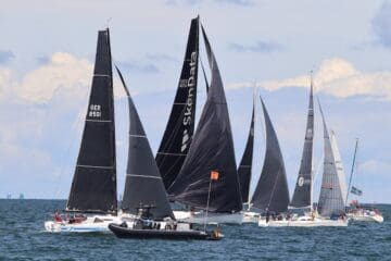 große Yachten an der Startlinie zum Rennen