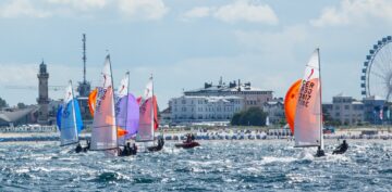 Die Korsare auf ihrem letzten Vorwindkurs vor Wärnemündes Strand.