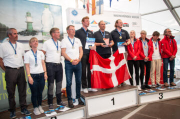Die neuen Weltmeister bei den H-Booten kommen aus Dänemark:Claus HØJ JENSEN, Frederik DAHL HANSEN und Rasmus Jørgen ANDRESEN vor Anders BERTELSEN, Christian SCHULZ, Betina JEPSEN und Morten Kofoged. Dritte wurden Thomas KAUSEN, Jani FUNK, Franzi FUNK und Alexander EILHARDT.