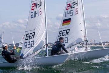 Die beiden Führenden bei den ILCA 7 kämpfen Boot an Boot und den Sieg: Der nach fünf Rennen zweitplatzierte Ole SCHWECKENDIEK (links) und der führende Nik Aaron WILLIM (rechts).