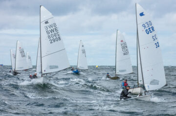 OKs bei raumen Wind in der aufgewühlten See.